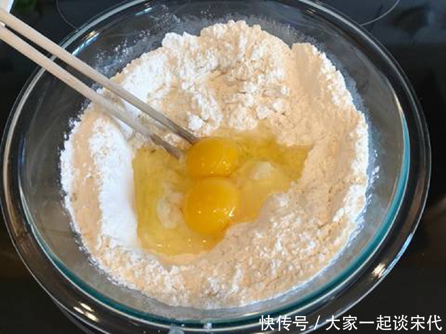 煮面条时,冷水下锅还是热水下锅?很多人都不懂,难怪面条不劲道