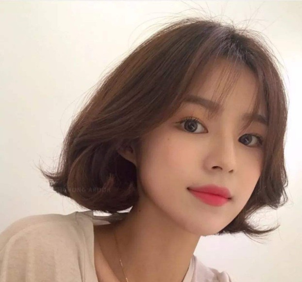 头发 女人过了30岁,别总留长发!试试“齐下巴烫”发型,时髦显脸小