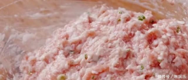 油面筋酿肉,源自本帮菜,浓油赤酱、咸鲜适中