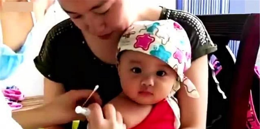 孩子|8个月的宝宝接种疫苗,小表情让人忍俊不禁,医生:舍不得下手