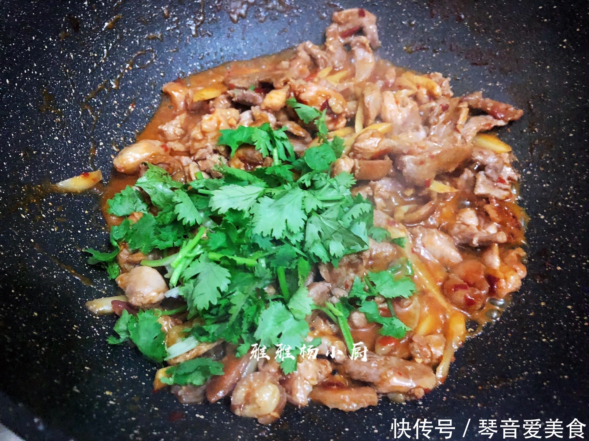 把鸭皮|鸭肉和此是绝配,简单爆炒,香嫩开胃,润而不燥,下酒又下饭