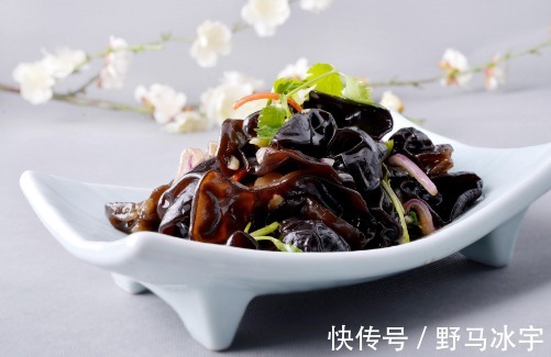 红枣|女人担心老得快，3种食物要多吃，补血又排毒，气色更年轻