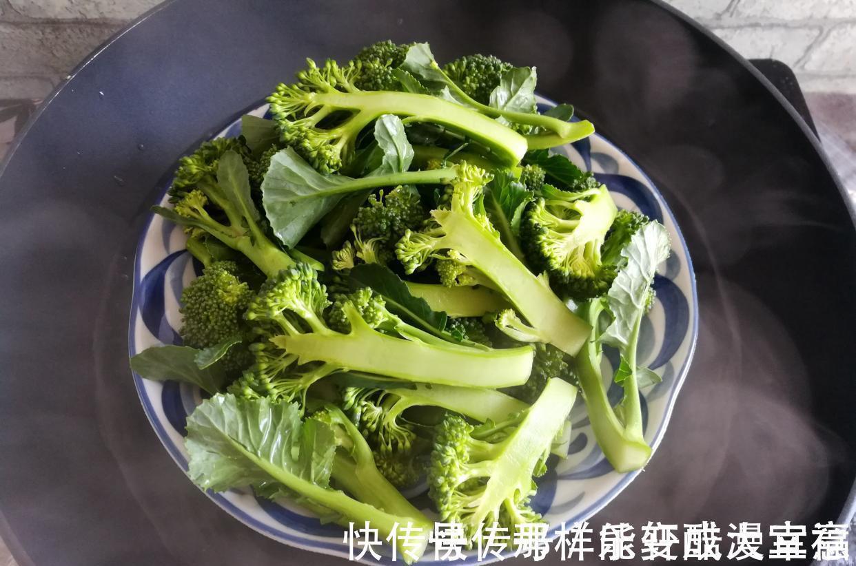 凉拌西兰花,最忌焯水,学个新做法,营养流失少,爽脆又入味