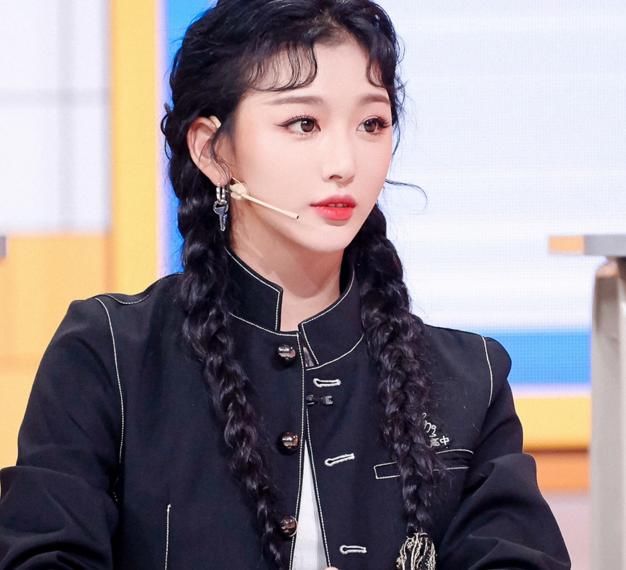  线条|纯黑跟大白腿绝配！超短裤系列外搭黑色外套太显白了，越看越过瘾