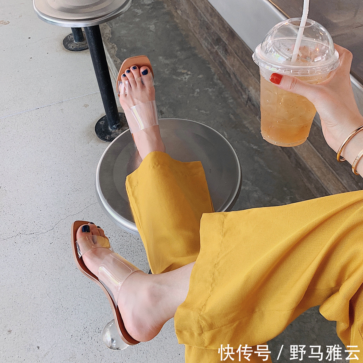 当平底鞋满足不了你的搭配，穿上一双高跟鞋，才是高级的性感