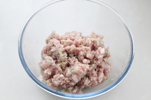 皮薄馅大的萝卜丝蒸饺，不揉面不醒面，营养丰富适合秋冬季食用