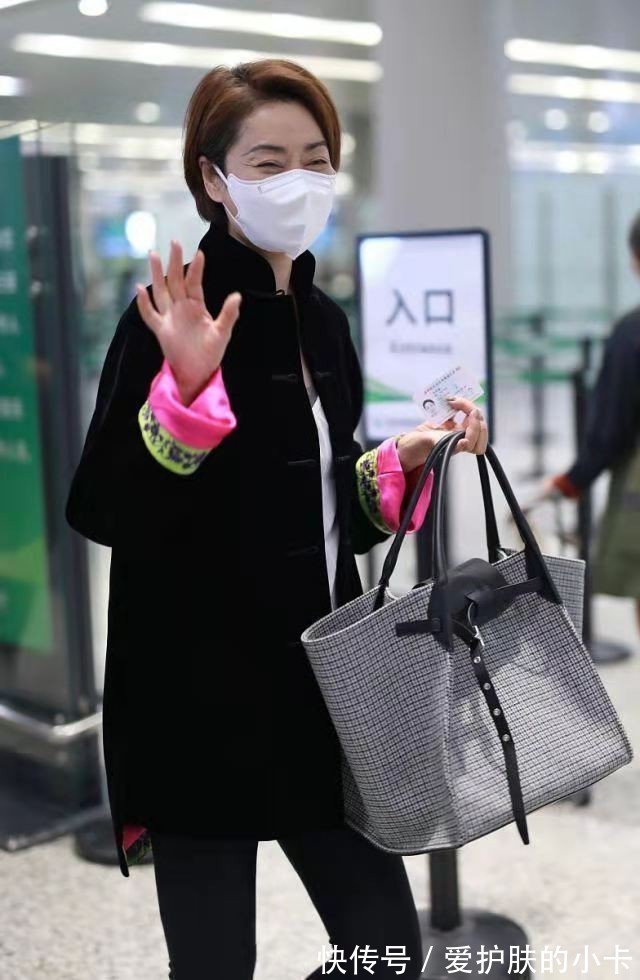 外套|毛阿敏虽然58岁了,穿中式外套却没有大妈感,染一头金发很是时髦