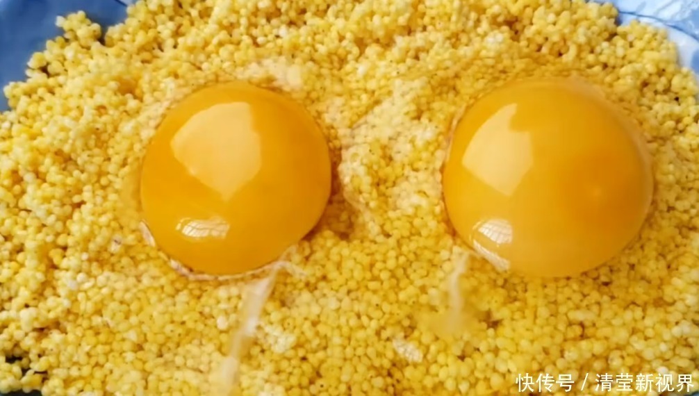 小米别再熬粥了,加2个鸡蛋,简单一做,营养又美味,出锅抢着吃