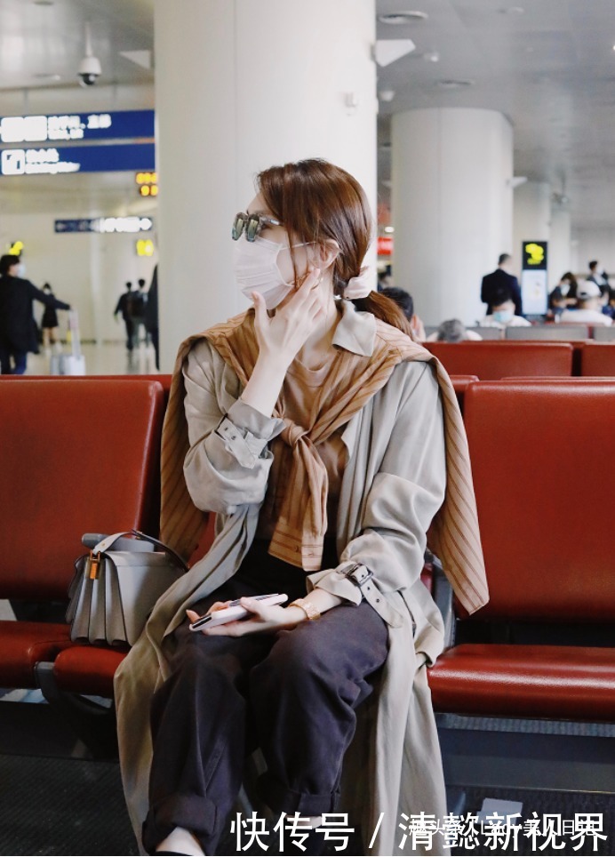 风衣是永不过时的时尚单品,其实它的搭配很简单,不需烈焰红唇