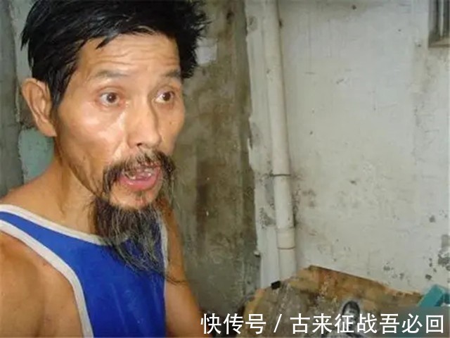 画作#“疯子画家”瘫痪后用左手画画,年近70岁收废品,称一生愧对儿子