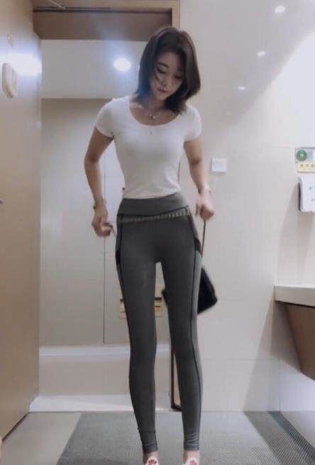搭配|瑜伽裤搭配上衣，穿出了少女的青春气息！性感十足！！！
