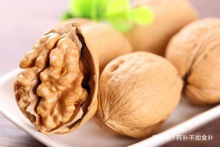 妙用|老人孩子爱吃的核桃别乱扔,核桃壳留下有妙用,解决很多人的烦恼