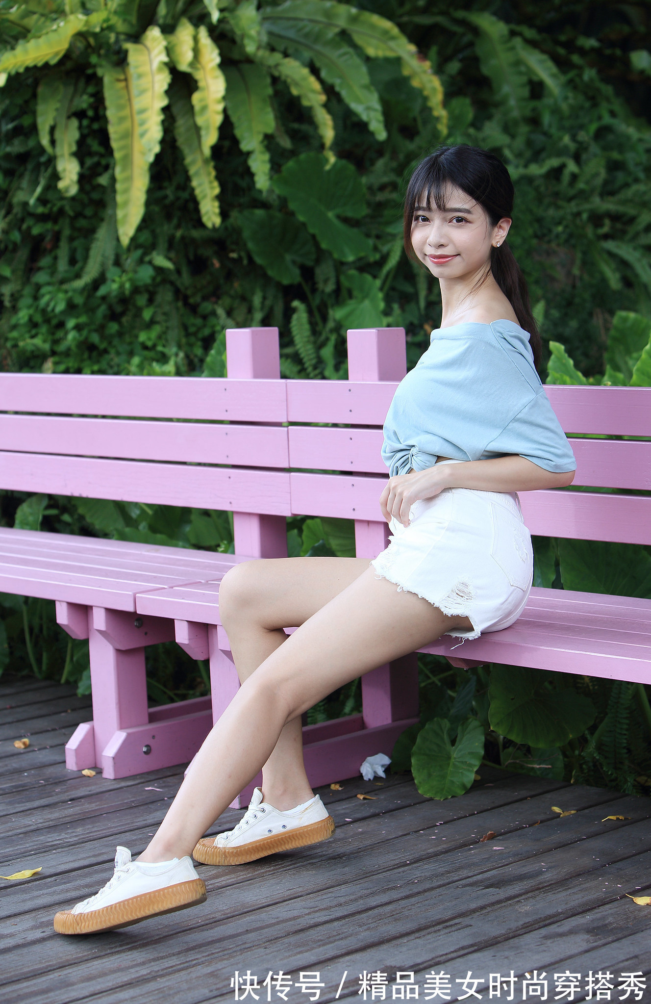 小清新|“小清新”的蓝色很显白皙肌肤,搭配白色短裤,轻松穿出大长腿