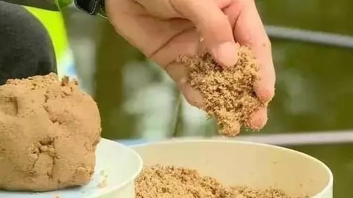 天冷用拉饵还是搓饵？不怕钓不到鱼，试试这三个钓鱼高手秘密