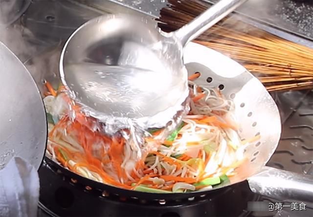 鲜艳|爽拌三丝最简单又好吃的做法,大厨教你多加一步,色泽鲜艳又脆嫩