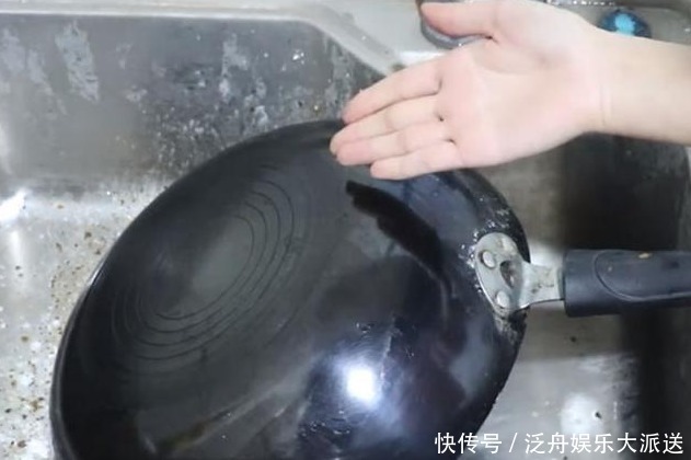 炒锅|铁锅用久了,发黑还粘锅教你养锅技巧,十年也油光发亮,不粘锅