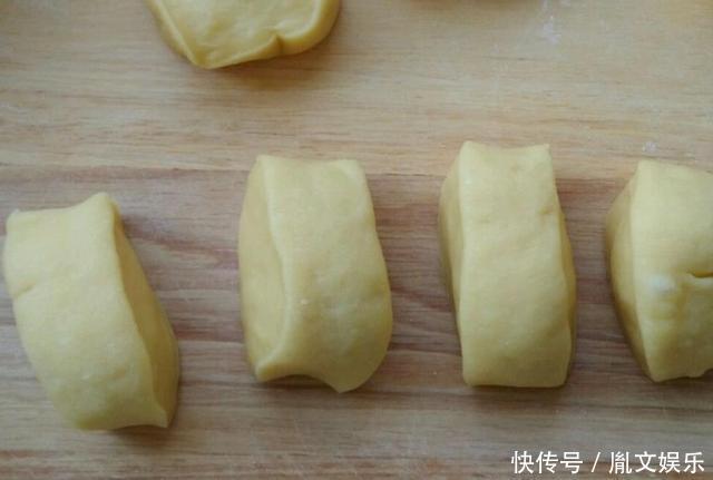 想吃粗粮不用买,教你做玉米红豆饼,香甜可口,孩子天天嚷着吃