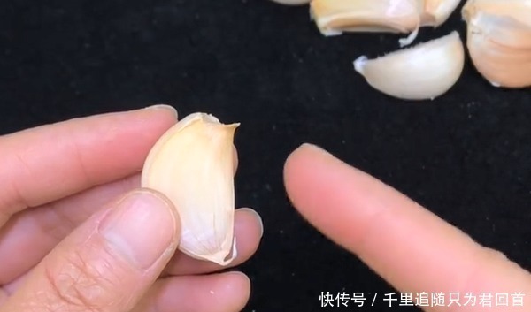 大蒜|今天才知道，大蒜上藏着一个“小机关”，用手一按，蒜皮自动脱落
