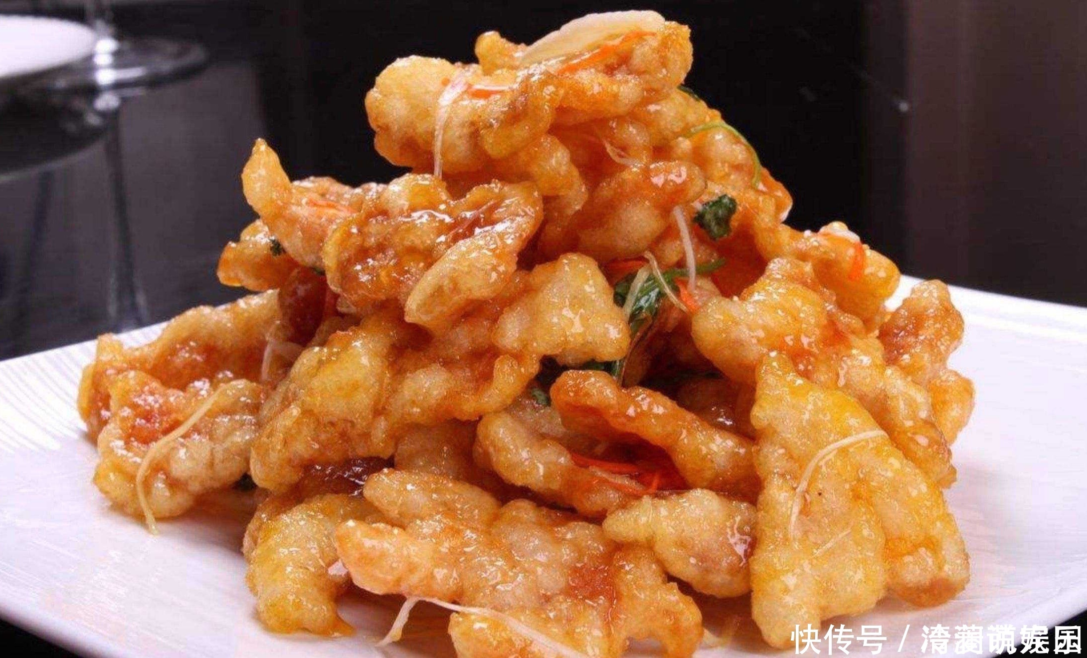 锅包肉这样做,一次做个两盘,和女朋友一人一盘,吃到满足!