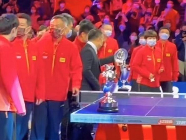 世乒赛|被砸头后,樊振东找刘国梁抱怨,刘国梁:多拿几次就不会砸头了