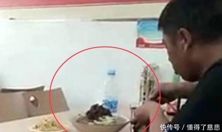面条|男子花8块钱吃一碗面,吃面时一个动作老板傻眼了!