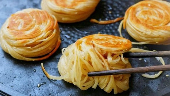 一碗面粉,2个鸡蛋,不用烤箱,一个电饭锅就可以做出美味的面包