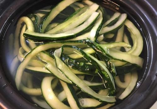 腌黄瓜“2不放1不浇”，酸辣脆爽，开胃又解馋，过年必备