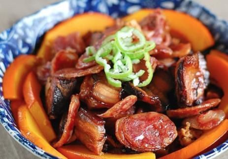  每天精选不同菜肴给大家，摆放好辣子鸡丁，生活需要的是一日三餐吃好