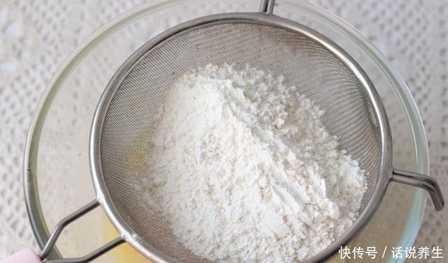 这零食用鸡蛋和面粉就能做,清香酥脆,搅一搅,烤熟就能吃,简单