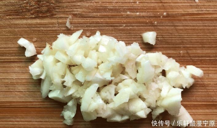 猪肝|夏天,此菜正当季,钙是菠菜3倍,铁是猪肝4倍,随便一炒很好吃