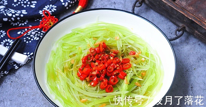 搅拌均匀|肉质脆嫩清拌莴笋丝，清凉爽口，夏天的绝配！