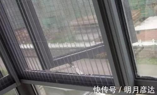 纱窗清洁很麻烦,其实需要对症下药,轻松把灰尘弄干净,真干净