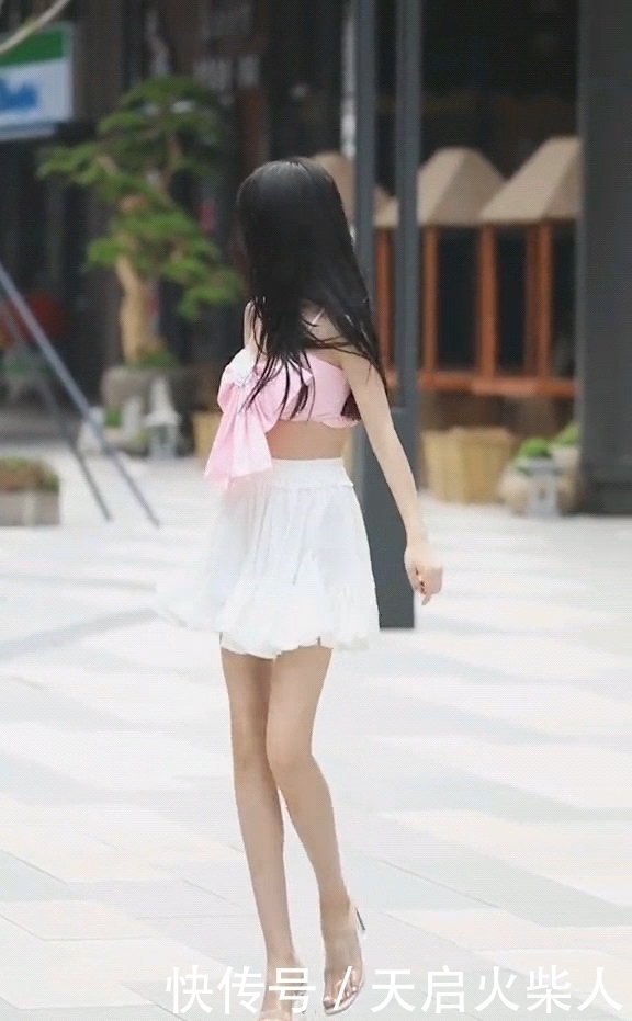 街拍粉红蝴蝶结甜心公主,少女气质尽显,可爱穿搭超甜美