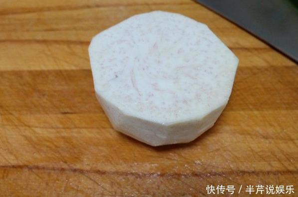 家宴最省事的一道菜,芋头排骨蒸一起,汤汁都可拌饭吃