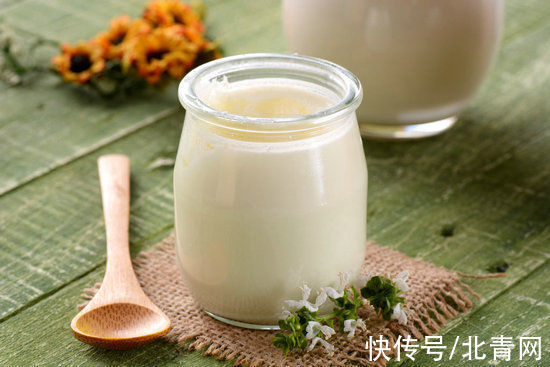 药物|喝牛奶时千万避免吃这一物!公认的“相克”!对身体危害太大!关系到每个人