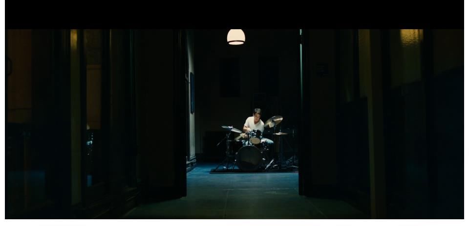 《爆裂鼓手》开场镜头，如何通过剪辑画面塑造紧张的情绪？