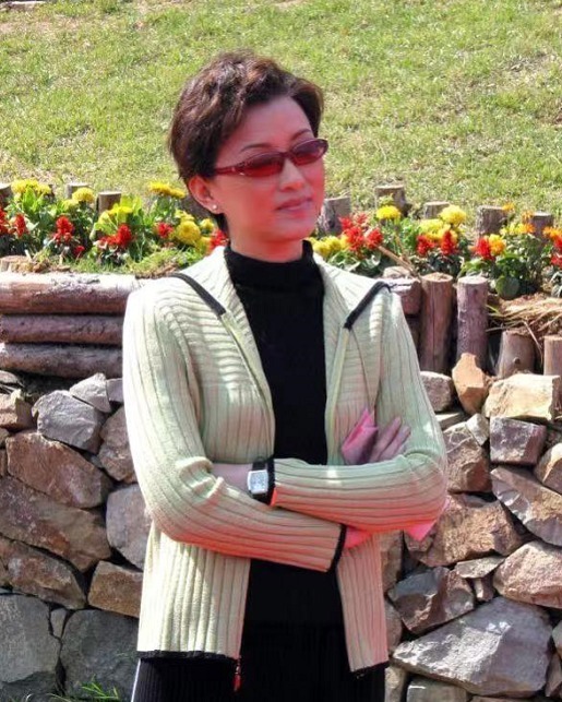 52岁的杨澜状态太好了!穿针织开衫搭配阔腿裤高级减龄,漂亮大方