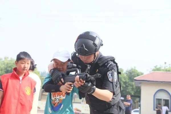 零距离|小学生走进济源公安特警支队，近距离感受特警风采