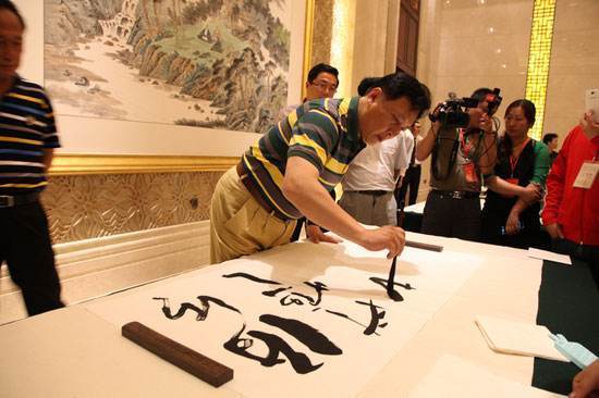 书法家&著名演员唐国强经常表演书法，其书法水平究竟如何