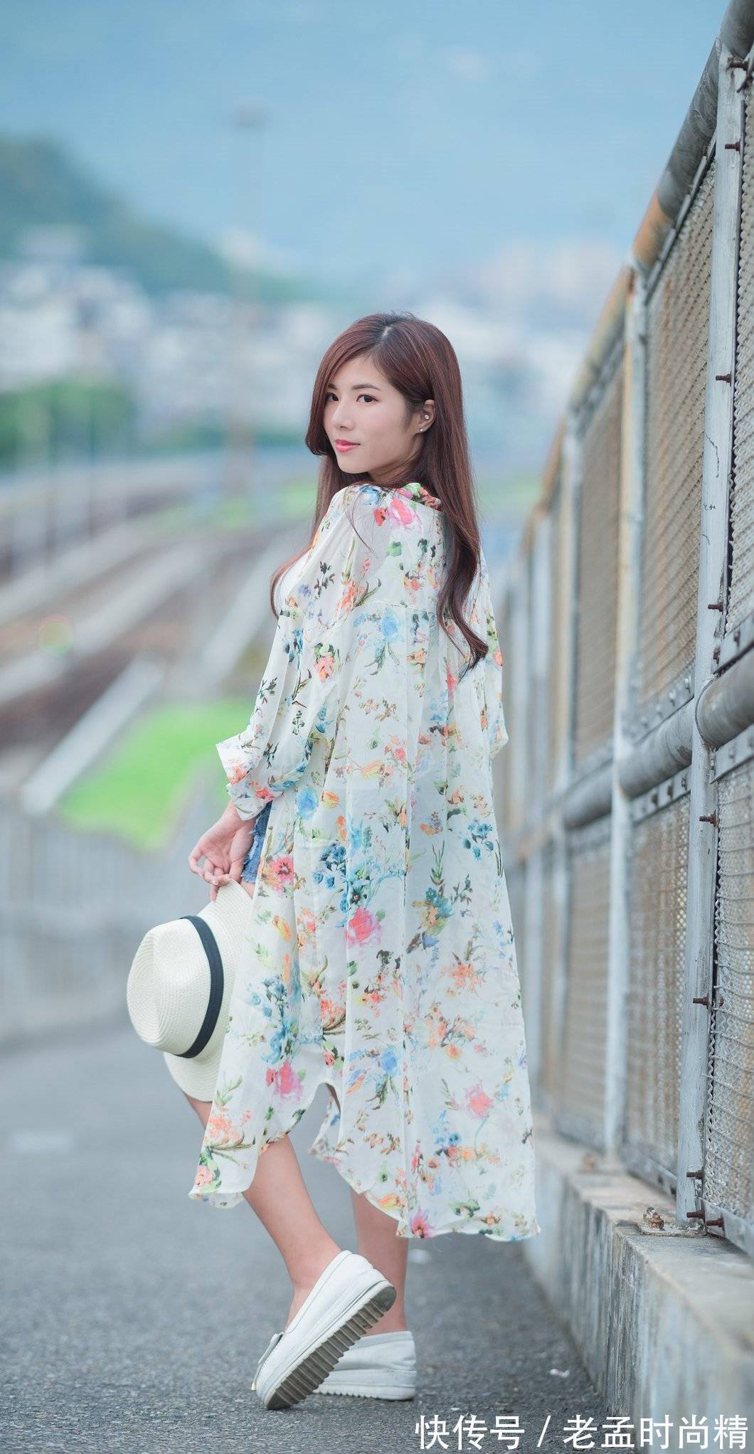 牛仔短裤 一件白色的背心搭配牛仔短裤,清凉又时尚