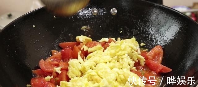 “西红柿炒鸡蛋”很多人第一步就错了，难怪不好吃，看大厨咋做的
