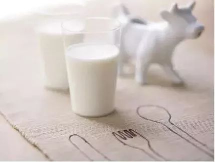 糖尿病|糖尿病这样喝牛奶,血糖稳定5.8,营养更全面,比吃药还强!