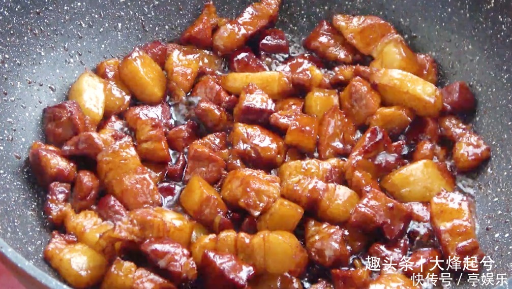 猪肉炖粉条,天冷吃太爽了,上桌连汤汁都不剩,简单炖一锅不够吃