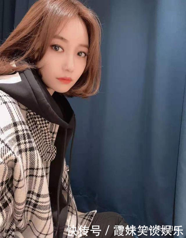 她被誉为“短发女神”,长相精致气质高冷,短发造型时髦又迷人