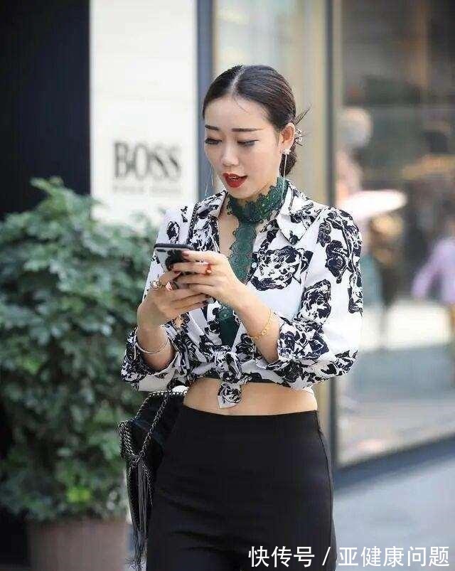 打底裤 白色交叉上衣搭配灰色打底裤,舒服又个性,适合走休闲路线的女生!