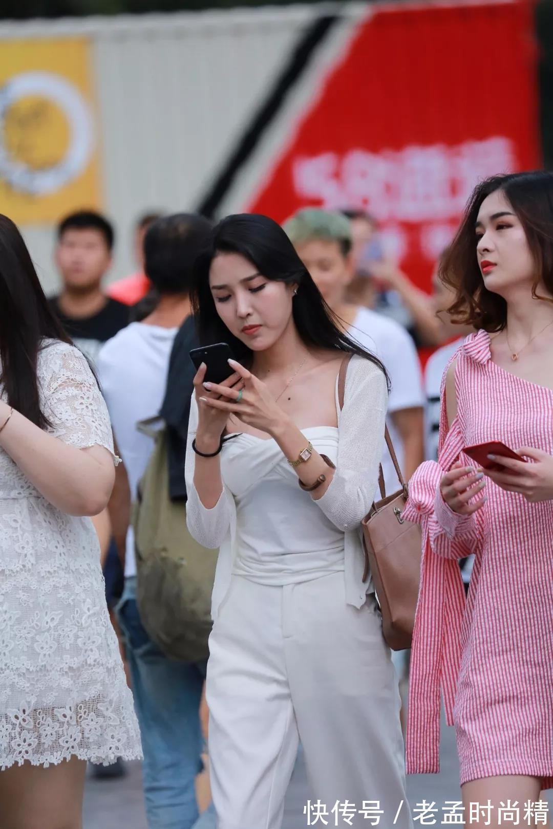 长裤 街拍:动人的容颜不俗不凡穿白色长裤的性感漂亮美女