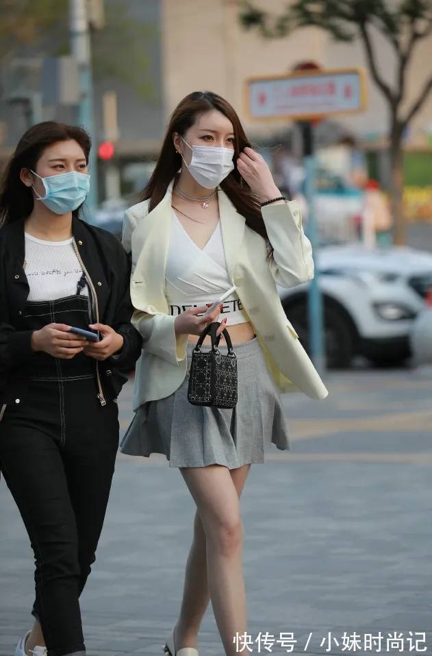 百褶裙|街拍:西装搭配浅灰色百褶裙,既漂亮又充满青春活力