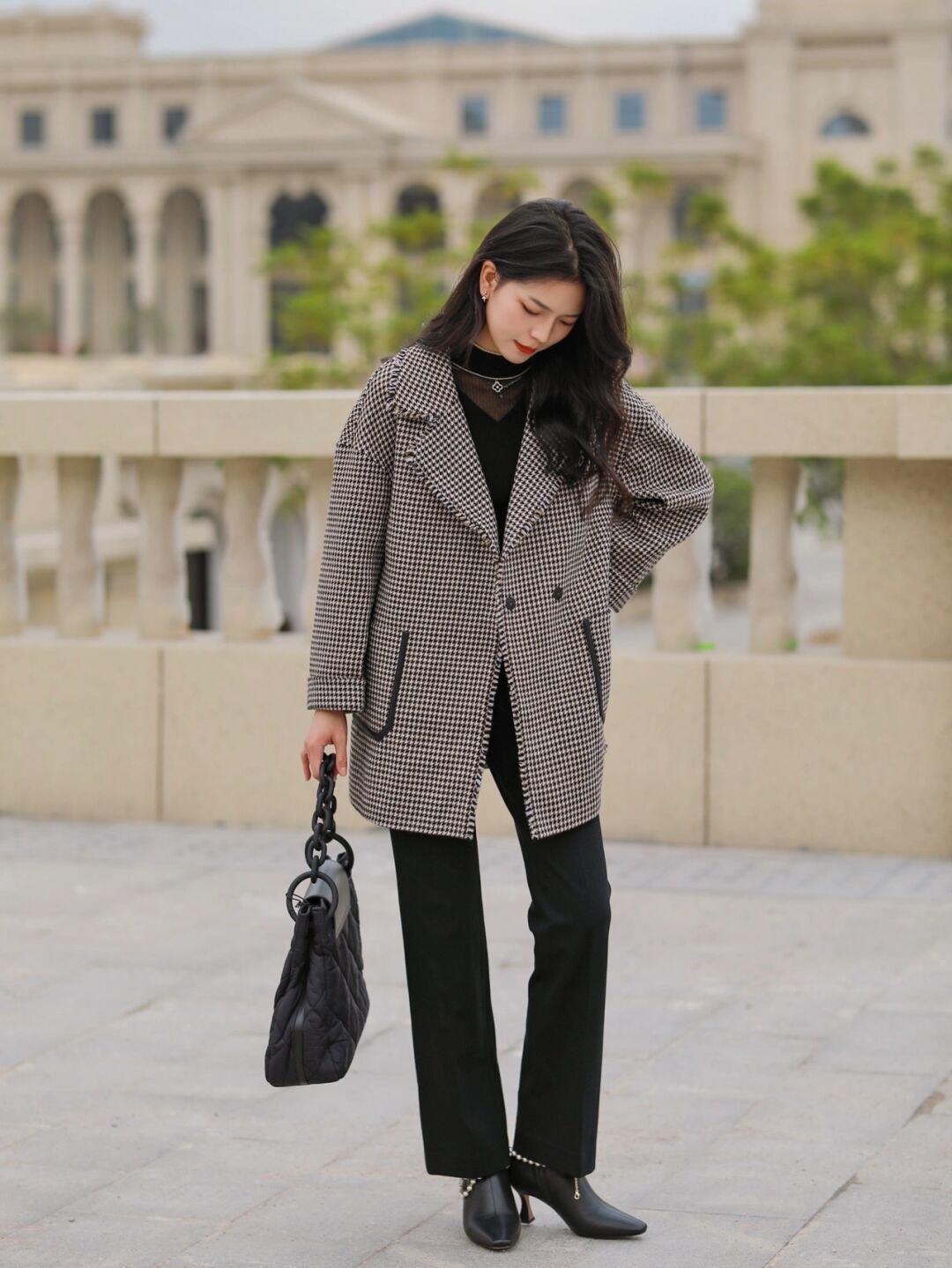 穿搭|今天偷偷分享一些私藏的秋冬保暖搭配,香芋紫外套+白色牛仔裤保暖又时尚!