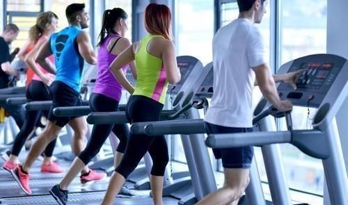 老年人|8旬老人跑步50年，赤膊能跑10公里，年轻人早起为啥这么难？