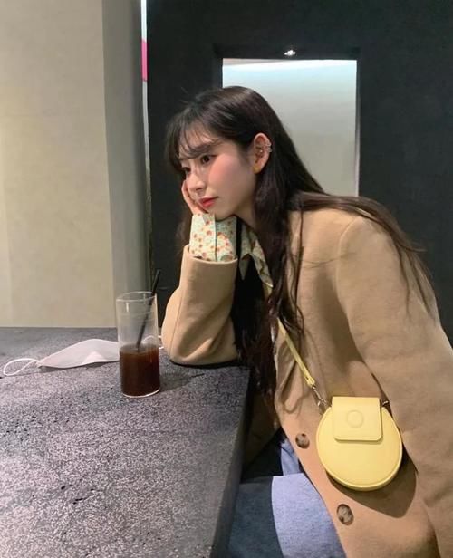 衬衫 + 衬衫，衬衫 + 薄外套，今春照着穿，稳赢